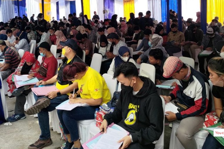 Konsumen Bahagia Memegang Kunci Rumah Baru