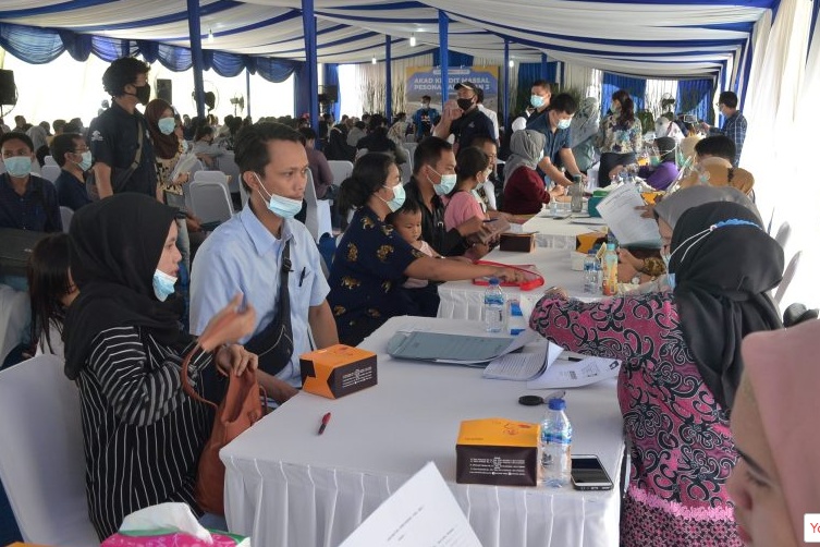 Konsumen Menerima Berkas KPR dan Kunci Rumah